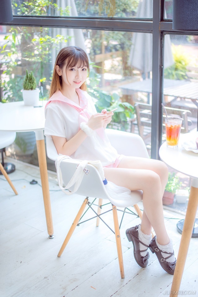 “夫君，那……他是你杀的吗？”鬼使神差的，小乔抬头问了一句。